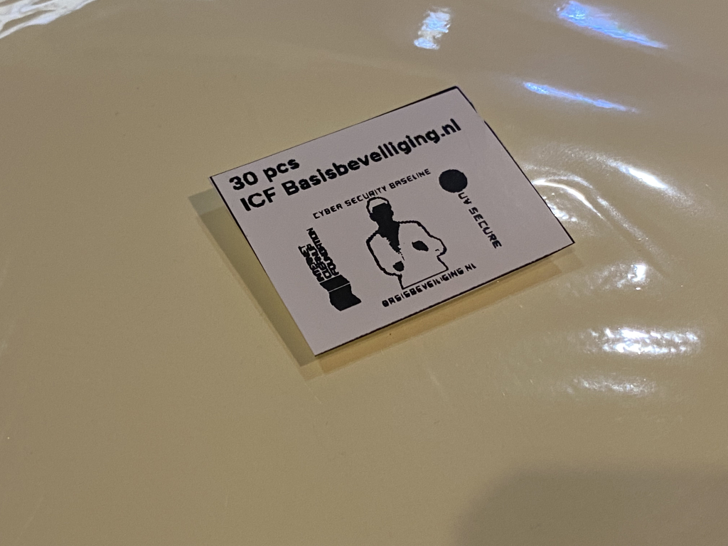 Certificaatpapier met daarop een kleine sticker waarop staat welke UV inkt print erop staat